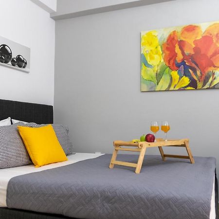 C3 Modern Spartan Apartment Exterior photo