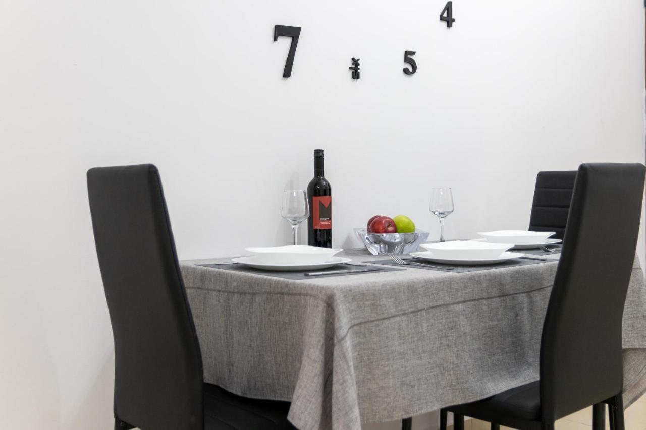 C3 Modern Spartan Apartment Exterior photo