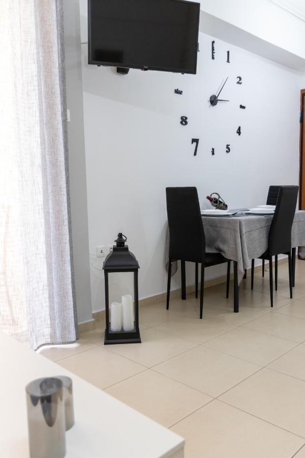 C3 Modern Spartan Apartment Exterior photo